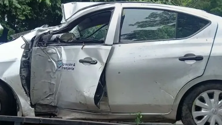 Vehículo de Migración accidente calle al aeropuerto