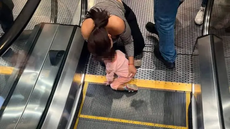 Niña atrapada de sus dedos Apopa Plaza Mundo