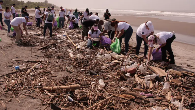 Jornada de limpieza en la Playa San Diego, en el departamento de La Libertad, por los voluntarios de Banco Davivienda, el viernes 18 de agosto de 2023
Foto Banco Davivienda/ Salvador Melendez