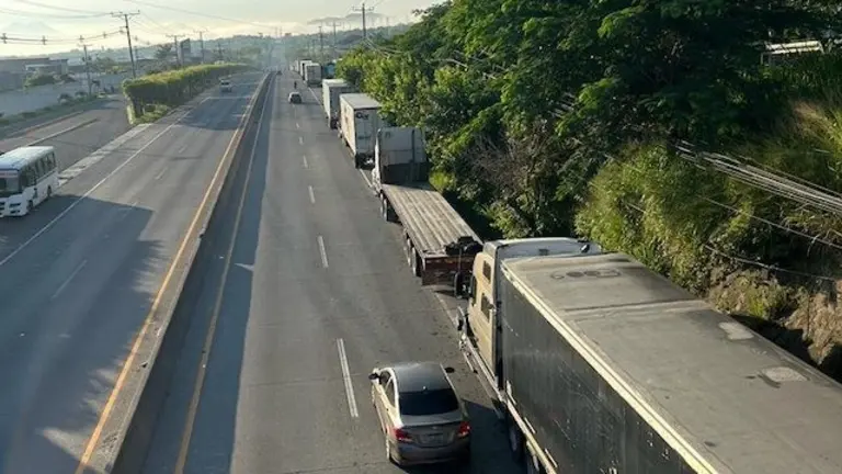 Restricción transporte carga pesada camiones VMT