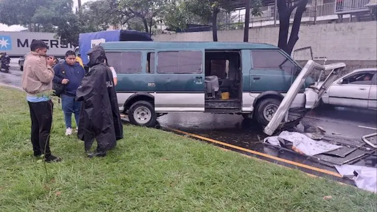 Accidente bulevar del Ejército tres lesionados 31-10-2023