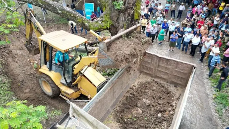 inicio mejoramiento de 2.5 km de calle en cantón Guajiniquil, Lislique, La Unión