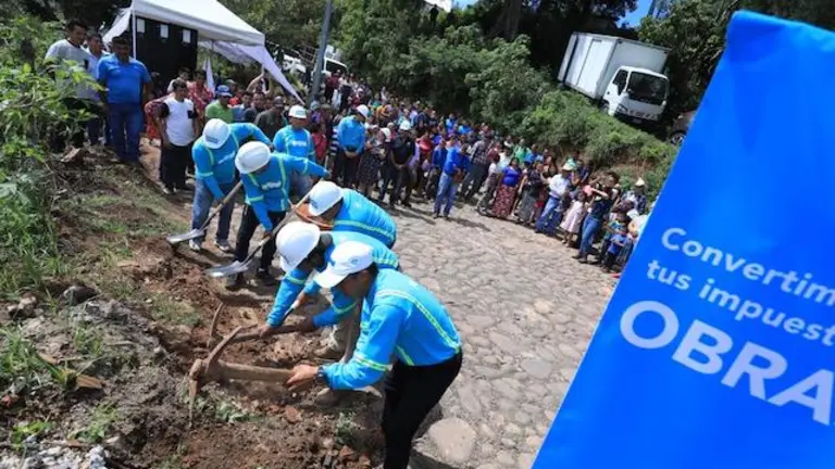 Inicio del mejoramiento con concreto hidráulico de 4 kms de calle de Chiltiupán, La Libertad