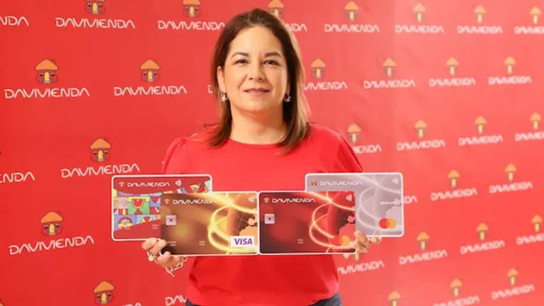 Claudia Barrientos, Jefa de Beneficios y Adquirencias de Banco Davivienda Salvadoreño, en conferencia de prensa para anunciar las promociones de las Tarjetas de Crédito, el jueves 23 de noviembre de 2023.
Foto Banco Davivienda/ Salvador Meléndez