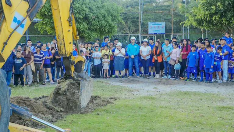 DOM inicia remodelación de centro deportivo de Santiago Texacuangos
