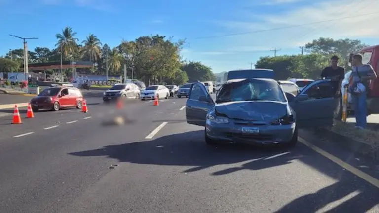 Atropellan a peatón en desvío a Atecozol Sonsonate 15-12-2023