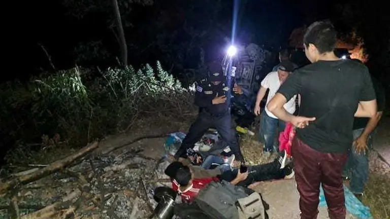 Seis personas lesionadas en vuelco de camión en Suchitoto 31-12-2023