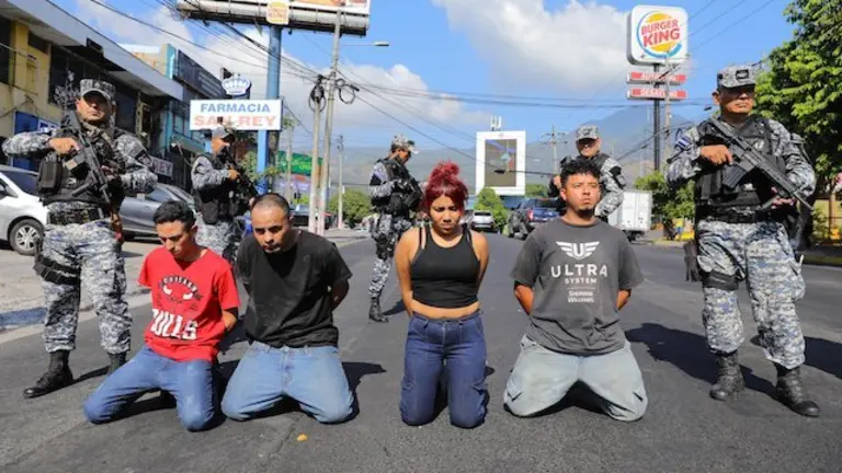 Marlon Efraín Ayala Orellana, Erick Brayan de Paz Rivera, Rodrigo José Najarro Fernández y Paola Cristabel Navidad Rivera. Robo.