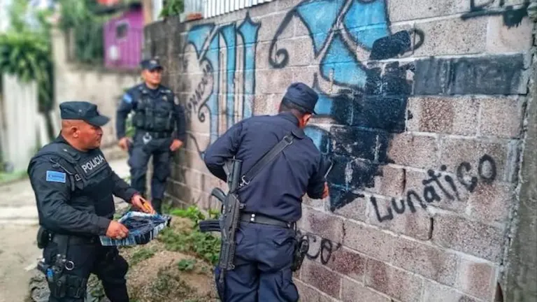 PNC borra grafitis de la MS-13 en Colón