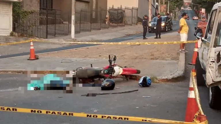Mujer fallece en accidente de motocicleta colonia Escalón calle El Mirador 31-03-2024