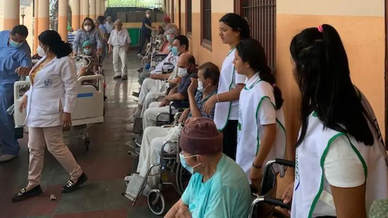 Evacuación asilo Sara Zaldívar por incendio 02-04-2024