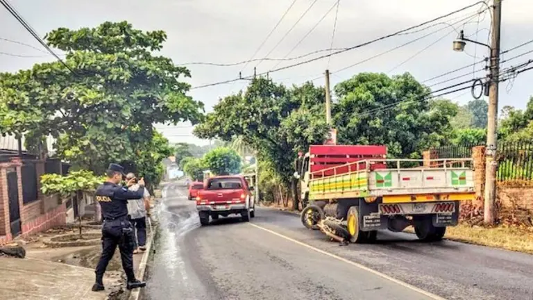 Motociclista fallecido tras chocar contra parte trasera de camión 05-04-2024
