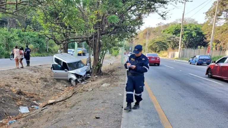 Hombre muere al chocar contra un árbol en autopista a Comalapa 06-04-2024