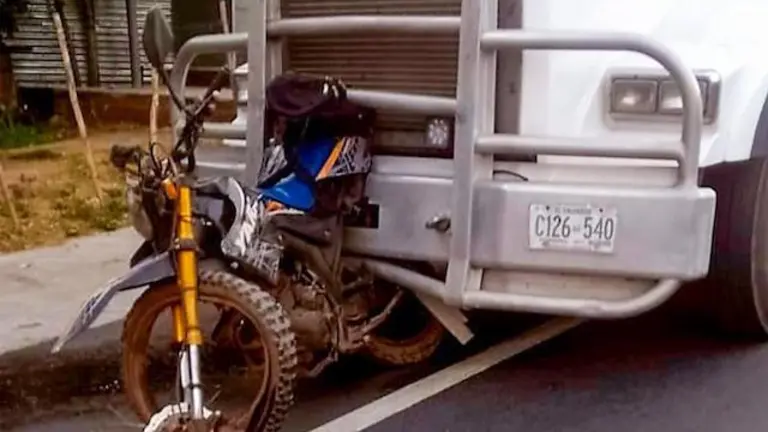 Dos fallecidos en motocicleta arrollados por un camión cisterna 15-04-2024