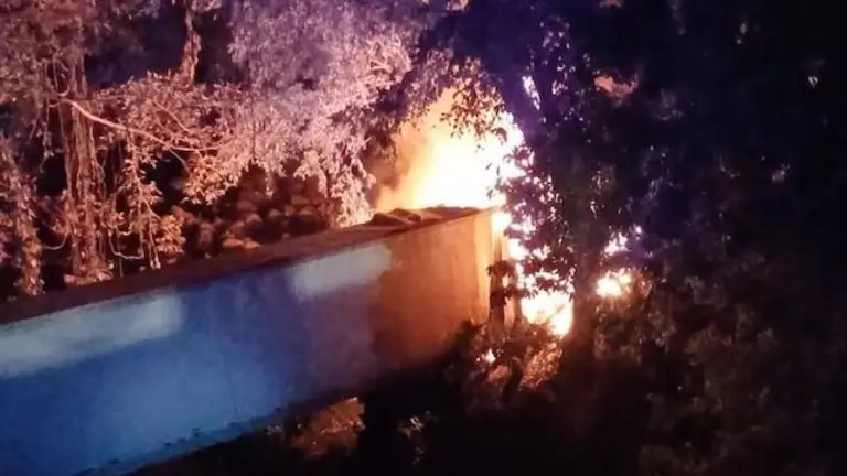 Dos fallecidos camión prende fuego 15-04-2024
