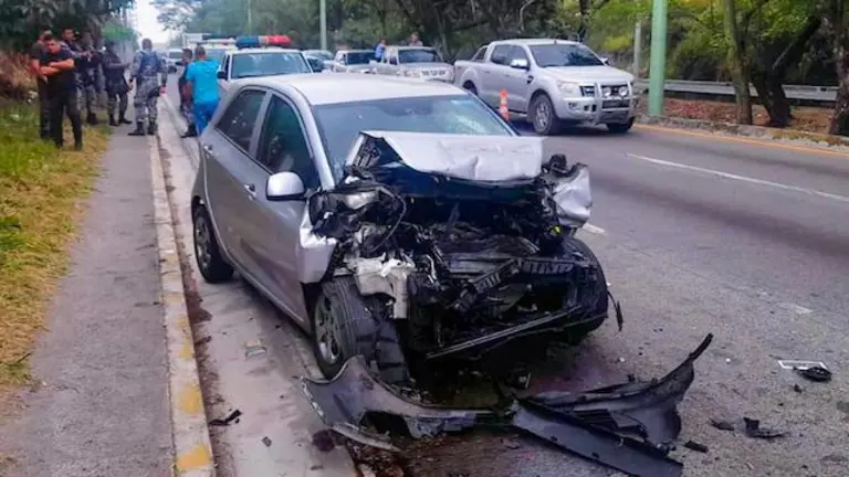 Mujer muere al chocar contra microbús 18-04-2024
