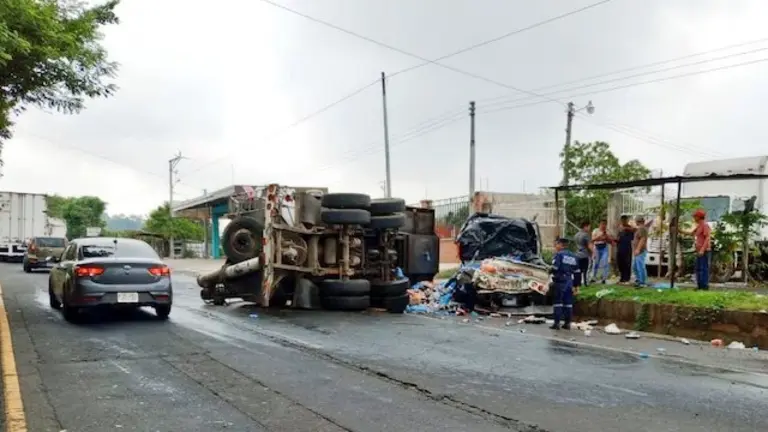 Joven 22 años fallecido al caerle remolque en El Carmen, Cuscatlán, carretera Panamericana