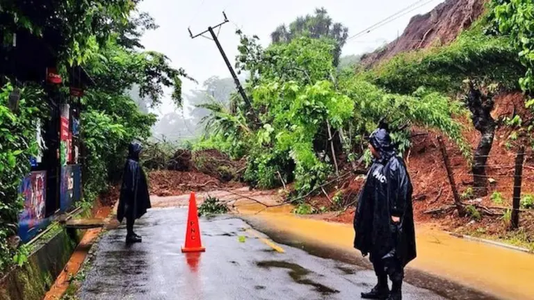 Derrumbe carretera de Jujutla a Ahuachapán 17-06-2024