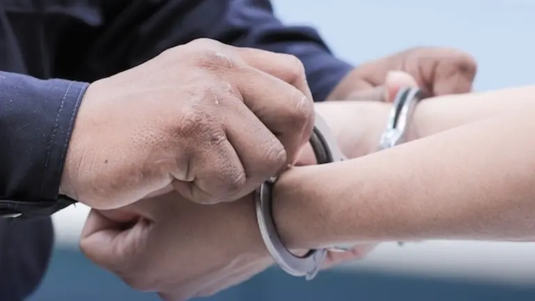 Condenado esposado