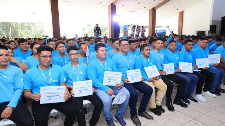 Graduación cuarta promoción escuela especializada DOM