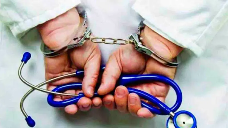 Médico falso detenido