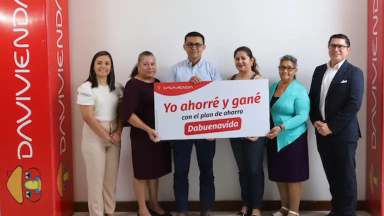 Entrega de Premios Dabuenavida a clientes de la Zona Oriental, en la Agencia Jardín en San Miguel, el 19 de julio de 2024.
Foto Banco Davivienda/ Salvador Meléndez