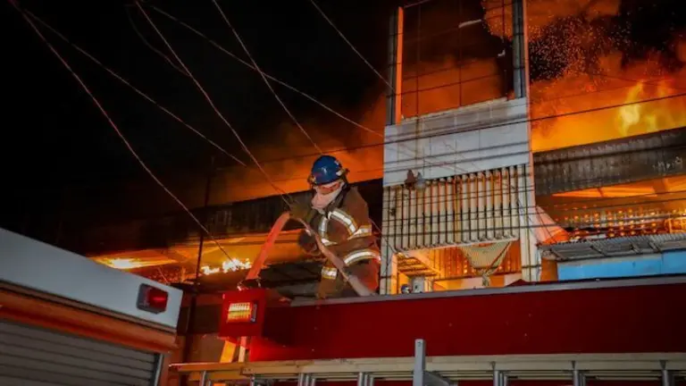 Incendio destruye edificio 5 Mercado Central