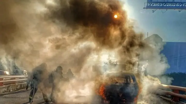 Bomberos incendio camioneta Los Próceres 29-08-2024