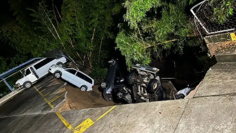 Cinco vehículos arrastrados al río por muro colapsado por lluvias 28-09-2024