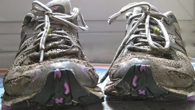 zapatos tenis secándose