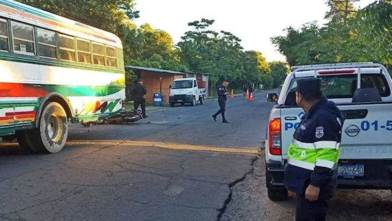 Motociclista muere choque contra bus Suchitoto 25-10-2024