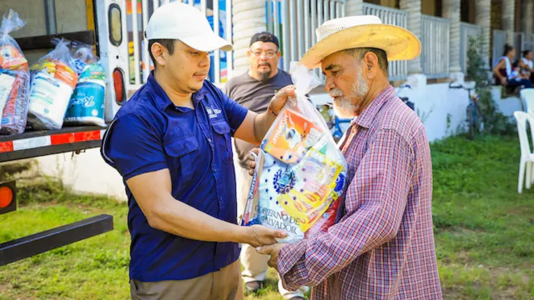 Entrega paquetes y bonos a agricultores afectados por lluvias 21-11-2024