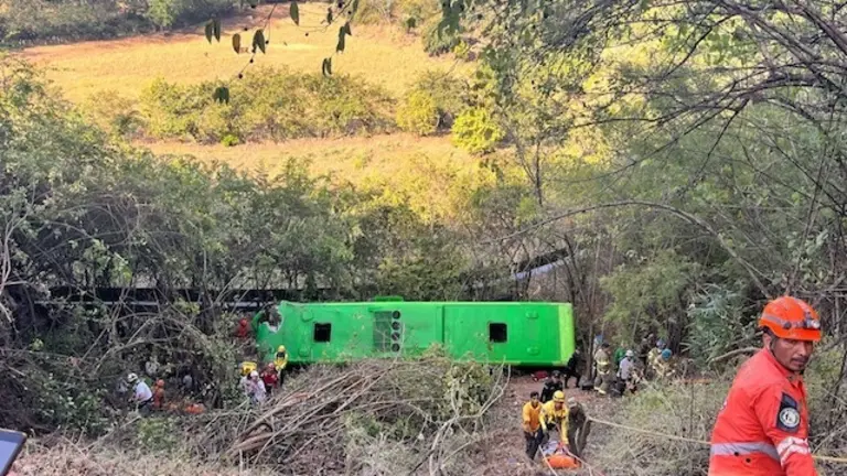 Bus cae a barranco en quebrada seca-febrero 2025