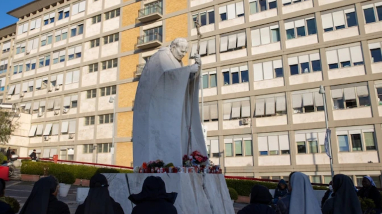 Rezo del Rosario frente al Hospital Gemelli, donde se encuentra hospitalizado el Papa Francisco copia