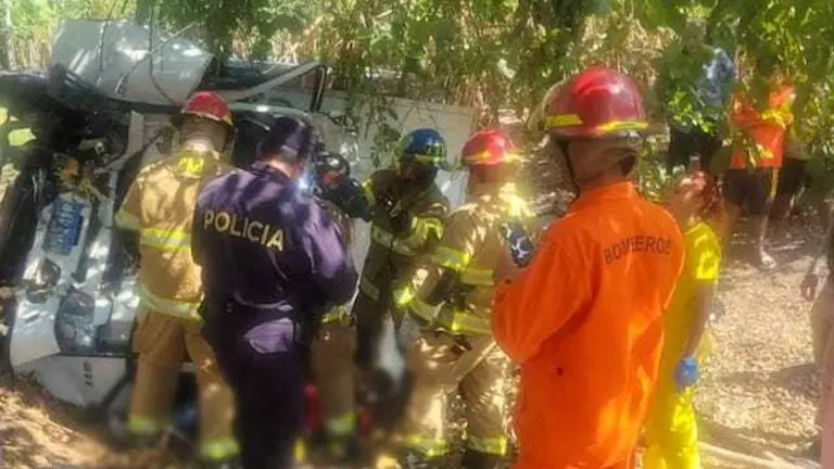 Dos muertos y un herido en vuelco de camión en Santiago Nonualco