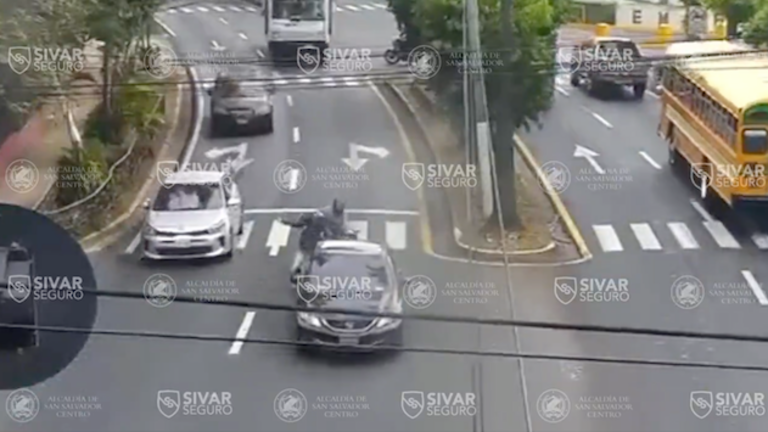 Motociclistas irresponsables chocan contra un vehículo sedán en alameda Manuel Enrique Araujo 2025-02-27