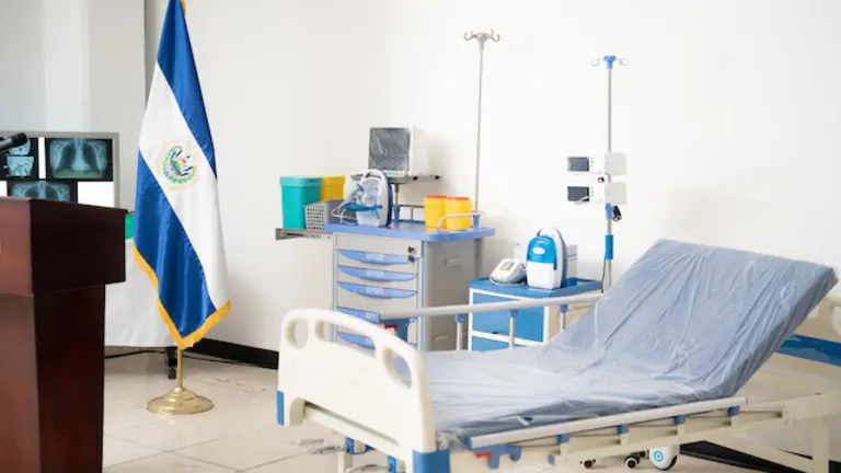 Sistema Fedecrédito dona suministros médicos y de enfermería hospitalaria al INABVE
