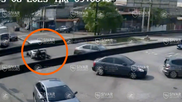 Motociclista invade carril y es impactado por vehículo 08-05-2025