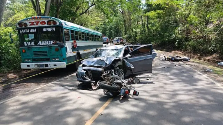 Dos fallecidos y dos heridos accidente kilómetro 60 carretera antigua a San Salvador, Santa Ana