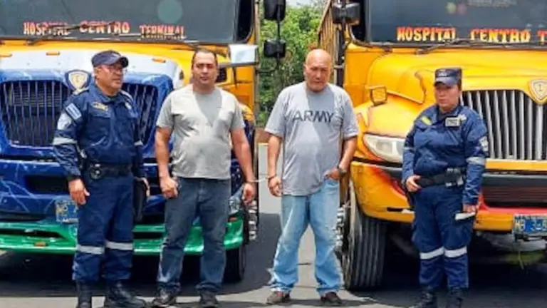 Motoristas detenidos tras disputarse la vía en Santa Ana 15-05-2025