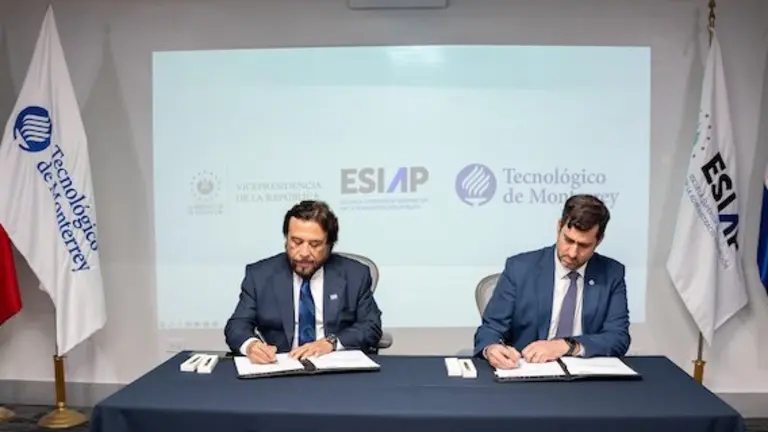 Félix Ulloa becas TEC