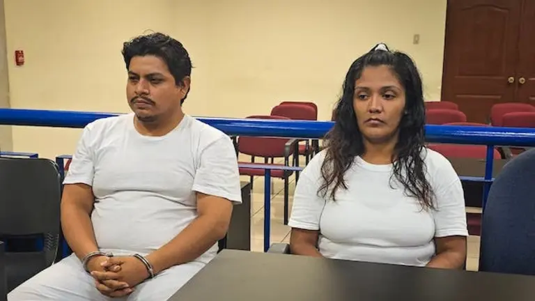 Jacqueline Carolina Cruz Martínez, 57 años de prisión, maltrato y abandono de dos hijos, homicidio de un hijo, y Carlos Francisco Sosa Pérez, 12 años de cárcel, abandono y desamparo y maltrato infantil