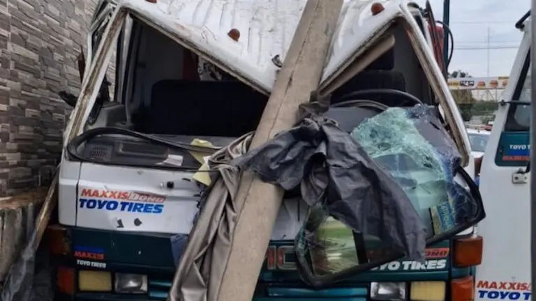 Dos peatones y un acompañante lesionados en choque de camión contra muro de motel 06-06-2025