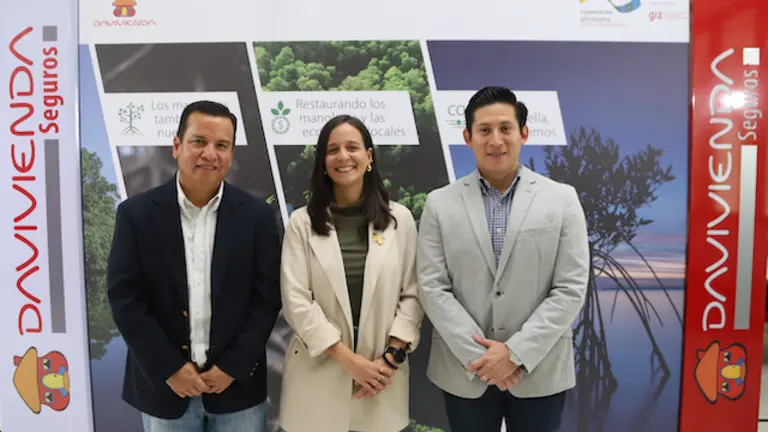 Conferencia de prensa por el Lanzamiento Seguro de Vida Verde Colectivo PYME del Banco Davivienda, el 16 de julio de 2025, en la Agencia del Centro Financiero en San Salvador, El Salvador.
Foto Banco Davivienda por Salvador Meléndez