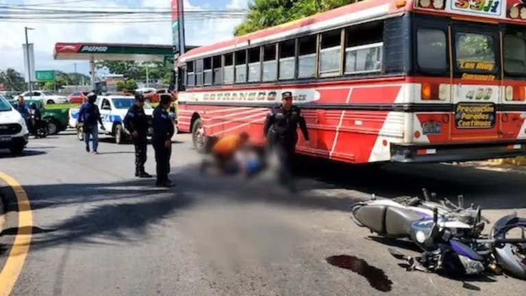 Motociclista fallecida tras chocar contra bus ruta 53 J-1, Sonsonate, 17-07-2025