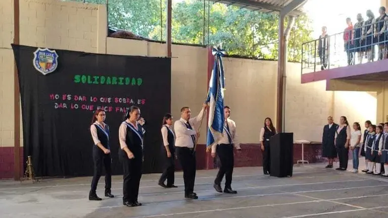 Estudiantes lunes cívicos pabellón nacional