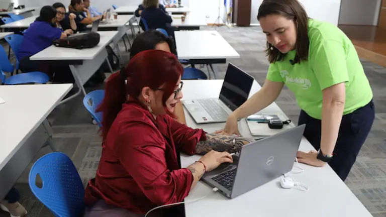 Charla taller sobre las Herramientas de Investigación usando Inteligencia Artificial, como chat GPT o Gemini en los ambientes universitarios, en el Auditorium Democracia en Fusades, Antiguo Cuscatlán, La Libertad, El Salvador.
Foto Banco Davivienda por Salvador Meléndez