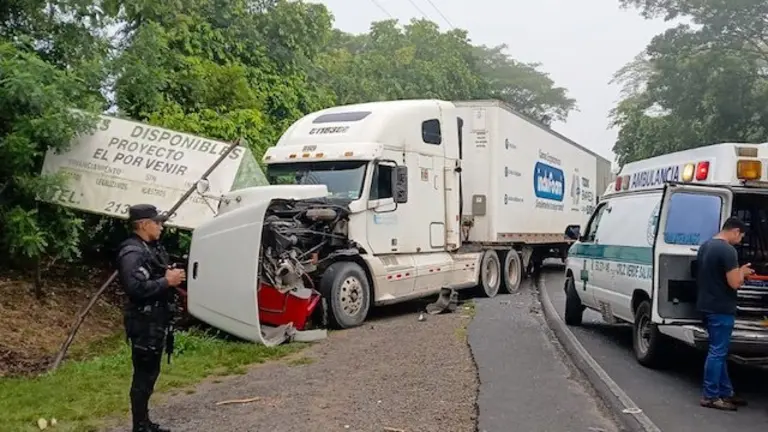 Fallecido en choque vehículo rastra Nueva Concepción Chalatenango 05-09-2025