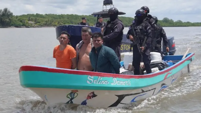 Neftalí Arnoldo Serrano Campos y Nelson Alexander López Reyes, salvadoreños, y Juan Raúl Velásquez Piñón, guatemalteco, tráfico ilícito de drogas