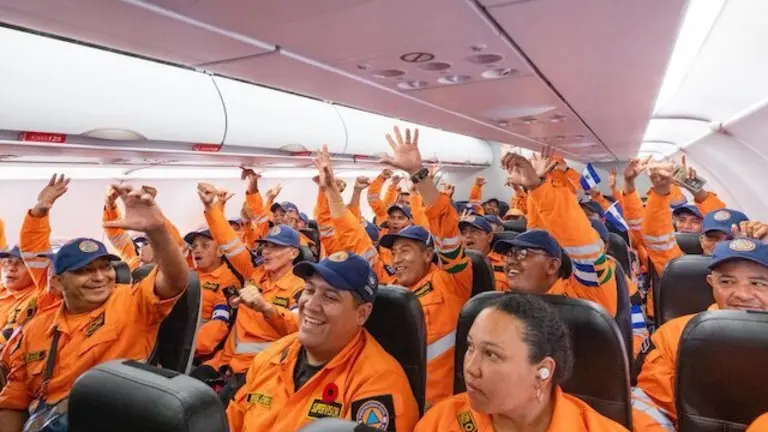 Rescatistas regresan de Jamaica